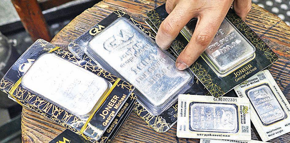 Silver tops $75 as gold surges to records