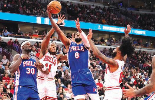 White scores 13 points as Bulls rally to beat 76ers, Pistons lose