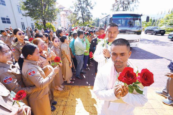 Cambodian soldiers receive hero's welcome