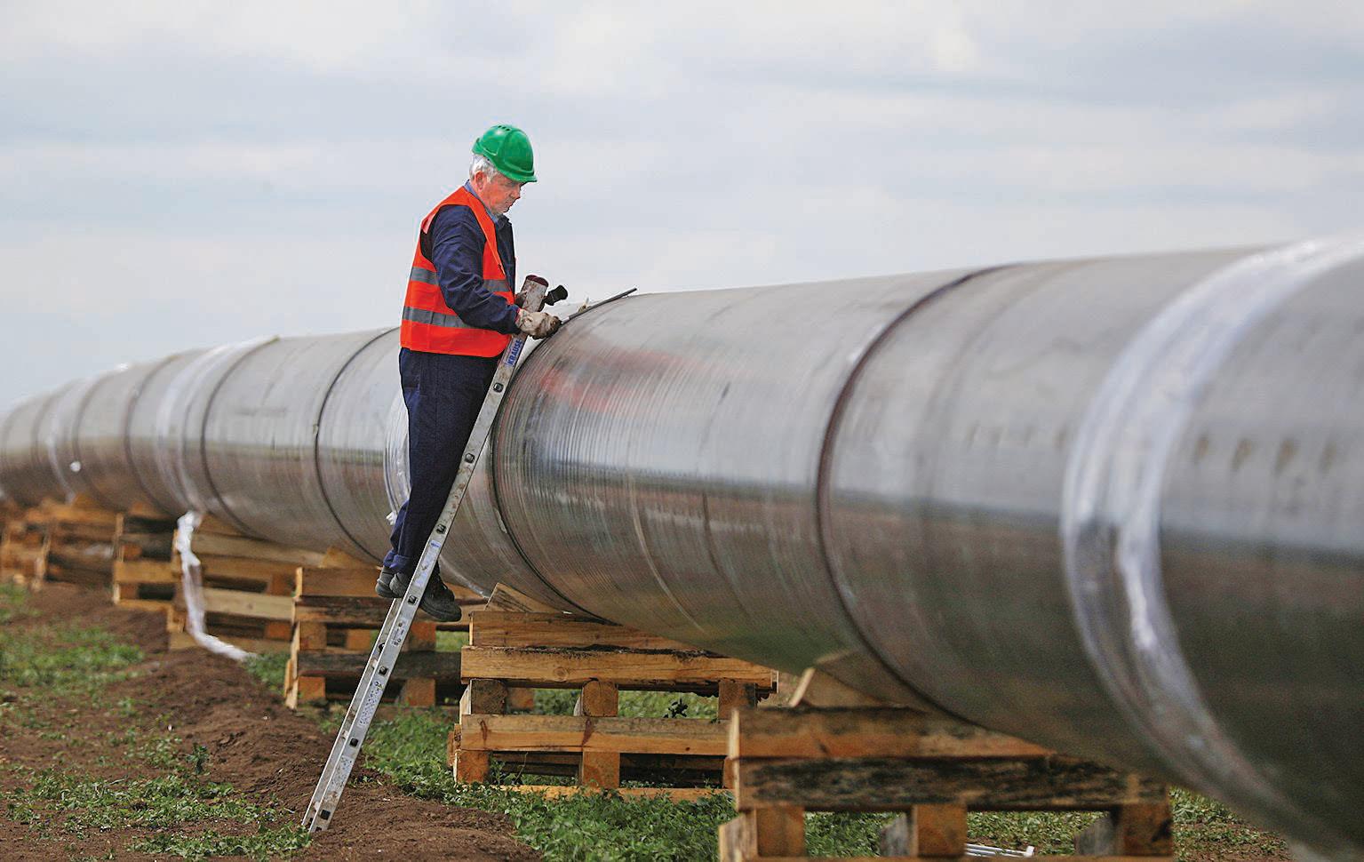 US natgas futures fall on normal weather outlook, eye annual gain