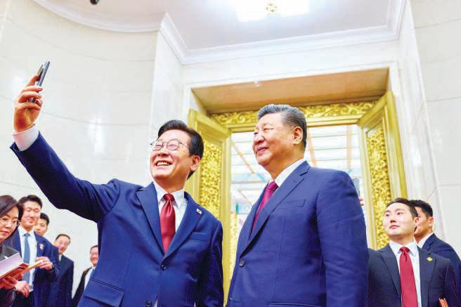 Lee takes Xi selfie with China's 'backdoor' phone