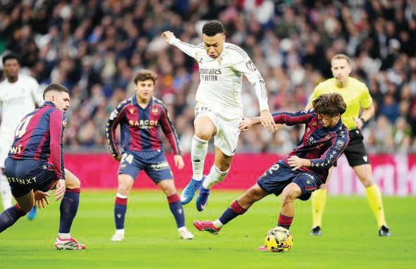 Real overcome Bernabeu boos to record Arbeloa's first victory