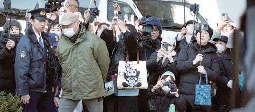 Japan's beloved last pandas leave for China