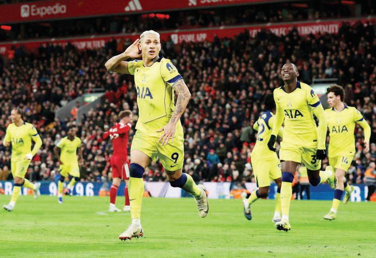 Spurs snatch draw at Liverpool, Man.United boost top-four bid