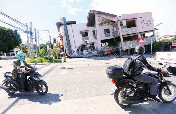 7.8 quake rocks Philippines, over 30 killed, dozen missing