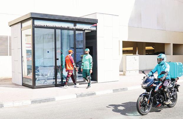 «طرق دبي» تنجز 40 استراحة مكيفة لسائقي دراجات توصيل الطلبات