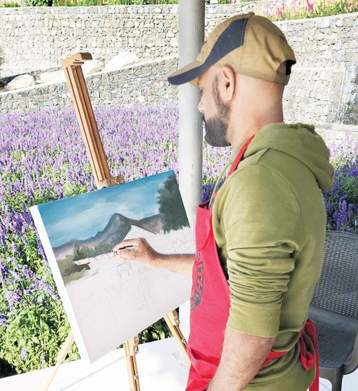 «الفن في الحقول».. إبداع بين 50 ألف وردة