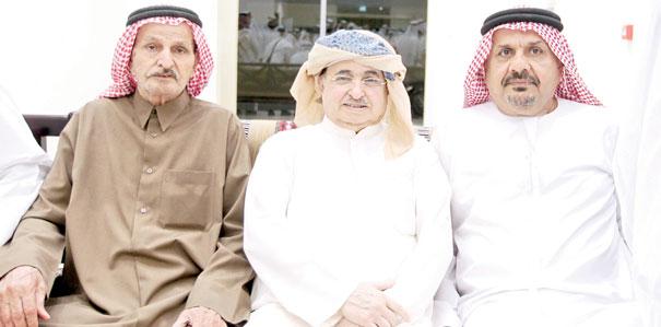 فيصل بن خالد والشيوخ يعزون بوفاة عمار الدوخي