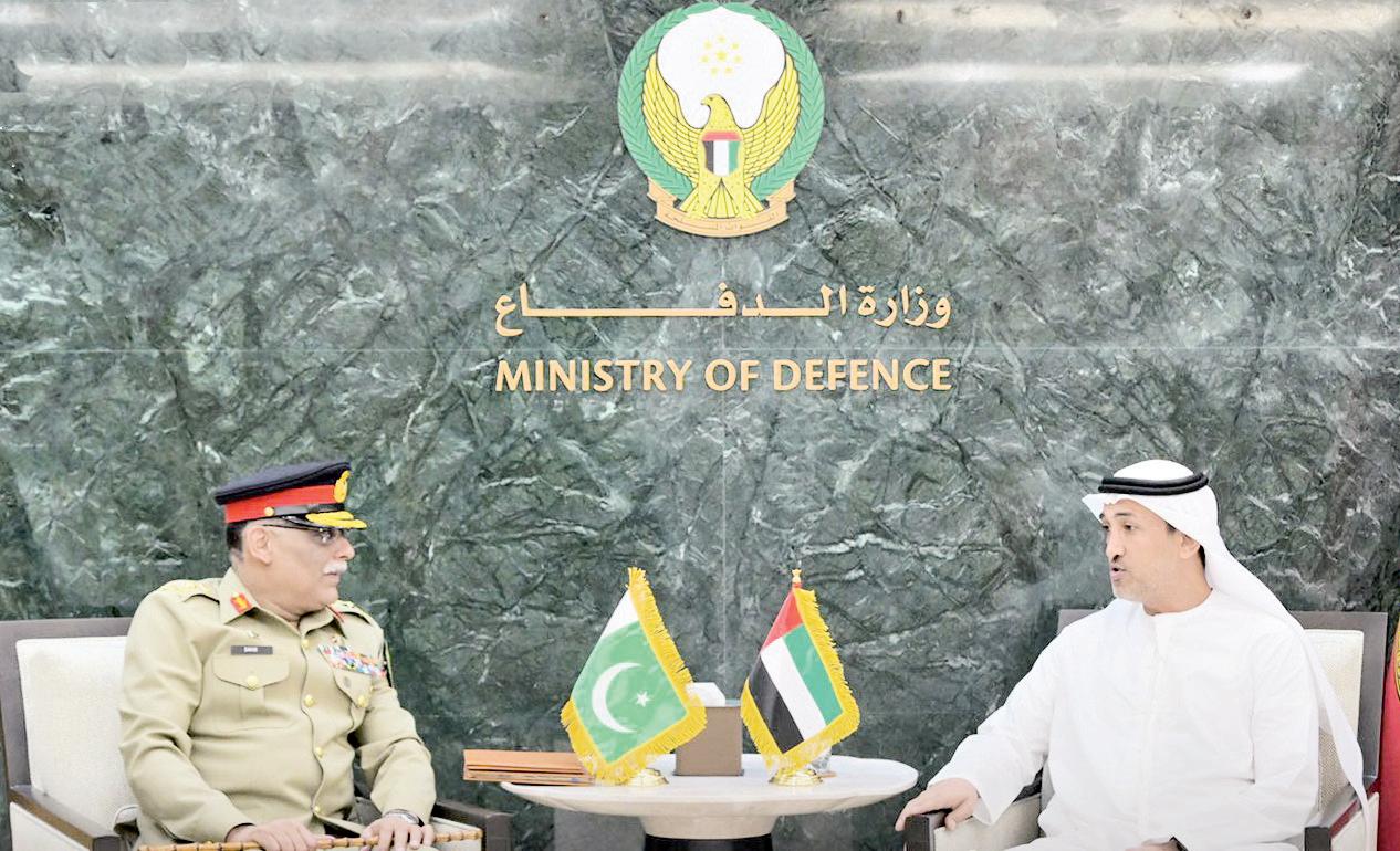 مسؤولو وزارة الدفاع يبحثون التعاون مع رئيس الأركان الباكستاني