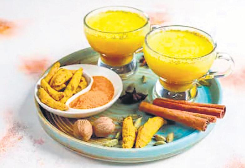 बीमारियों से दूर रहना है तो रोजाना दूध में डालकर पिए हल्दी और काली मिर्च हर कोई पूछेगा आपकी सेहत का राज!