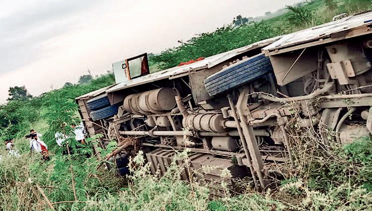 ભરૂચ-દહેજ રોડ પર ખાનગી કંપનીની બસ પલટી જતાં અકસ્માતઃ 15 કર્મીઓ ઘાયલ