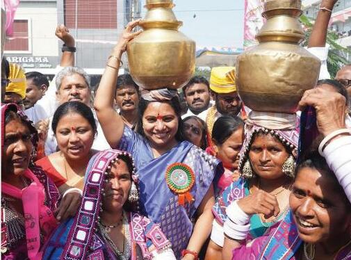 కేసీఆర్పై కక్షతో రైతులకు వేధింపులు