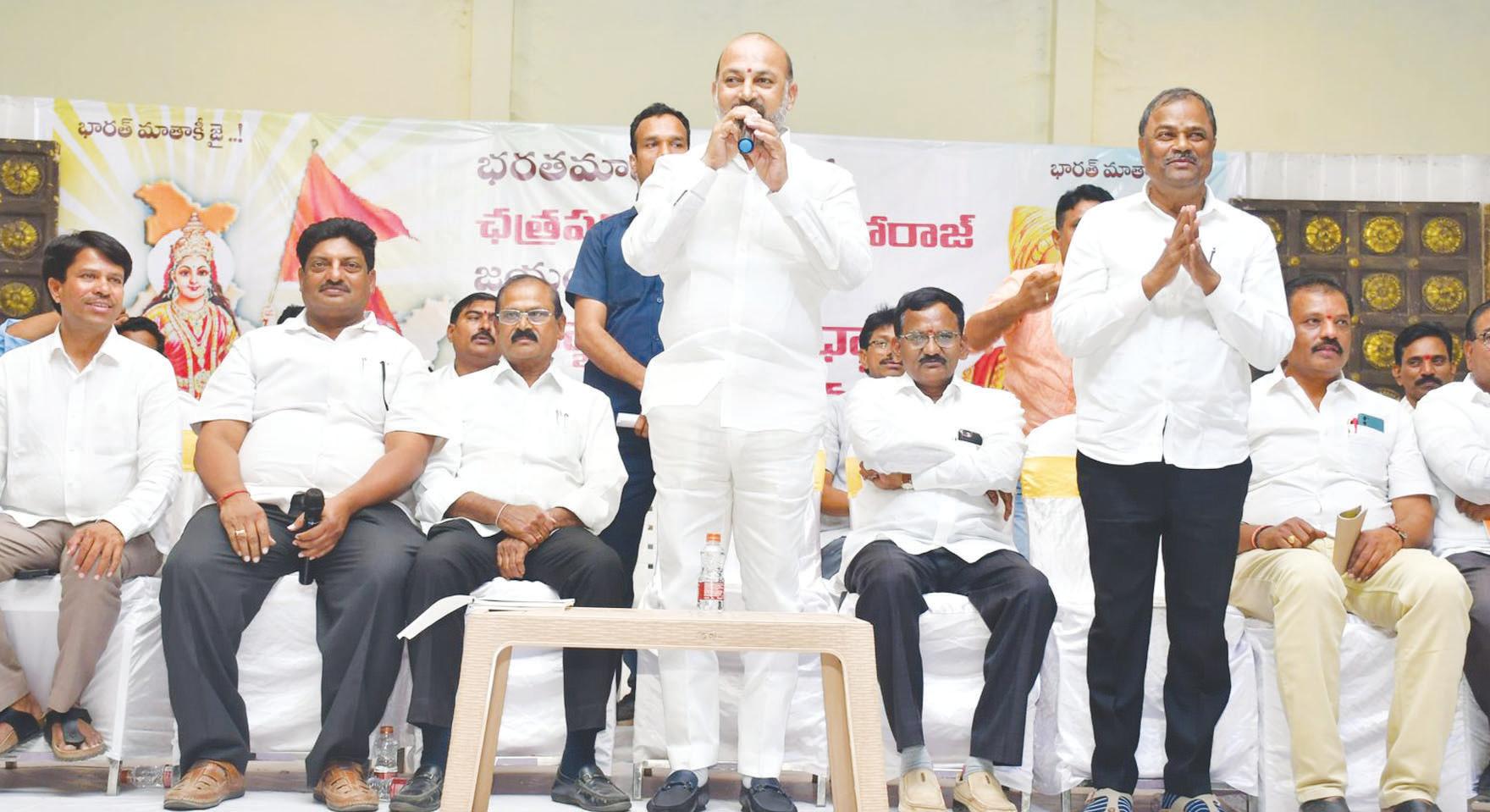 సమస్యలపై పోరాడగలిగే దమ్మున్న వ్యక్తిత్వం కొమరయ్యది
