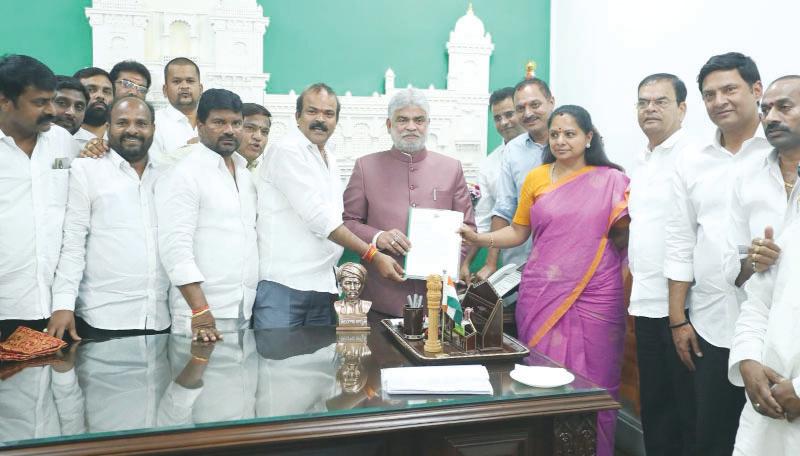 అసెంబ్లీ ఆవరణలో పూలే విగ్రహాన్ని ఏర్పాటు చేయండి