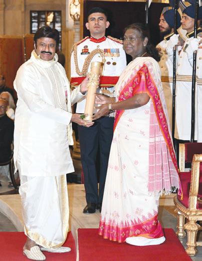 పద్మ అవార్డులను అందుకున్న ప్రముఖులు