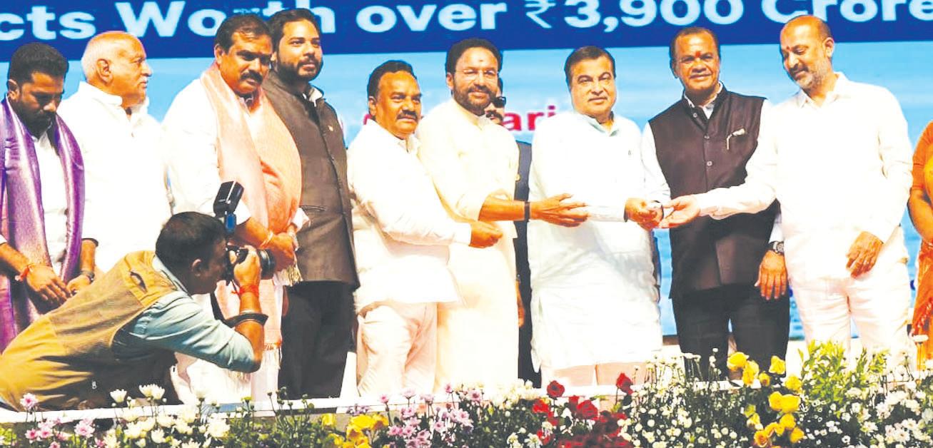 తెలంగాణ రహదారుల అభివృద్ధికి కృషి చేస్తున్నా..