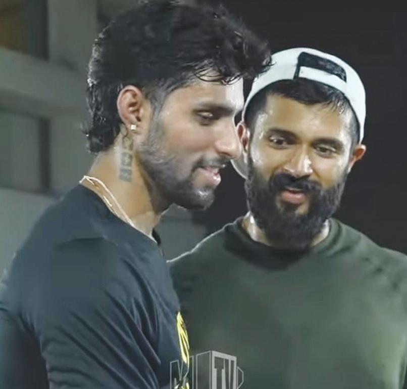 ముంబై ఇండియన్స్ క్రికెటర్ తిలక్ వర్మతో విజయ్ దేవరకొండ