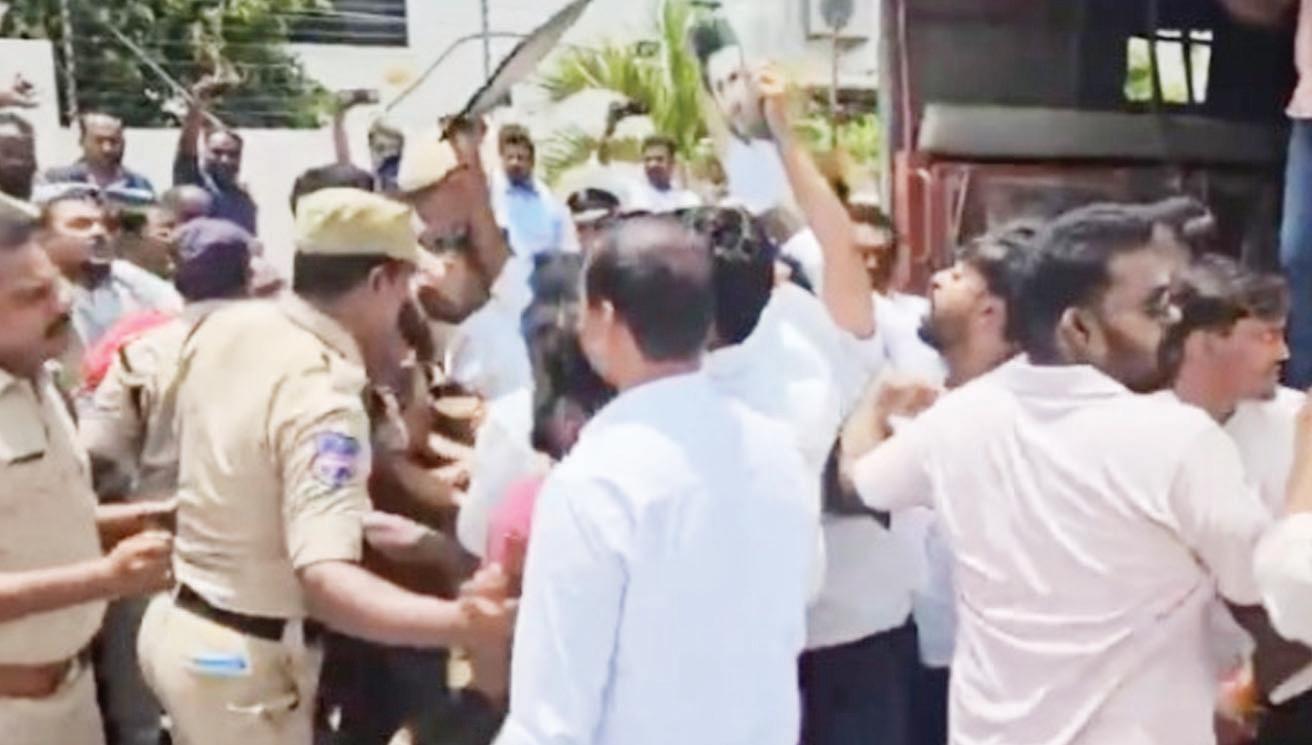 సిరిసిల్లలో సీఎం ఫోటో రగడ