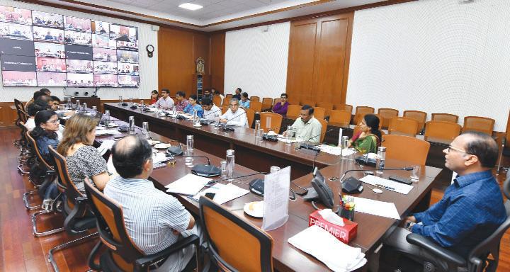 కలెక్టర్లు వినూత్నంగా ఆలోచించాలి.
