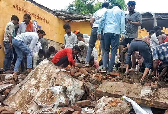 పాఠశాల భవనం కూలి ఏడుగురు మృతి