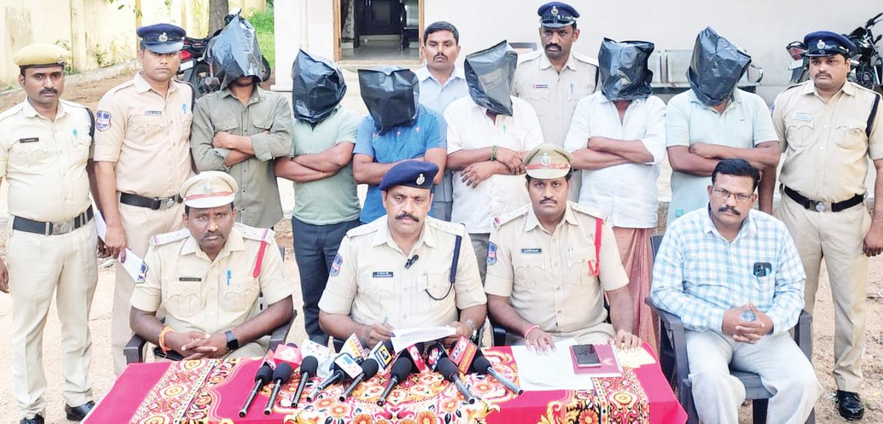 సబ్సిడీ యూరియా పక్కదారి పట్టిస్తున్న ఆరుగురు అరెస్ట్