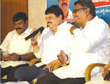 యూరియాపై కాంగ్రెస్ వైఫల్యం