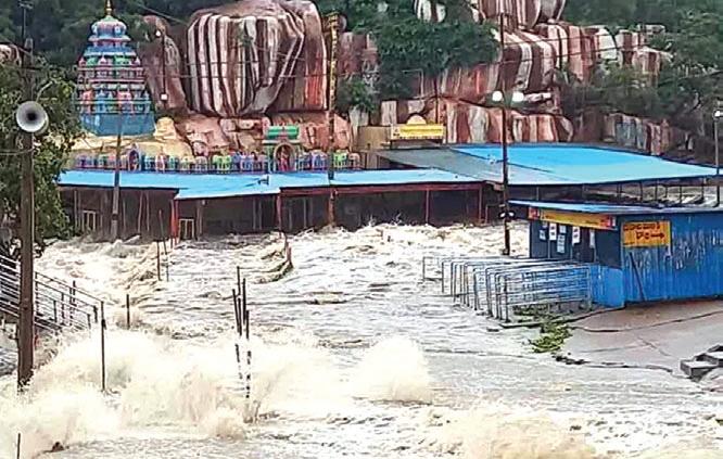వనదుర్గమ్మకు వరదపోటు