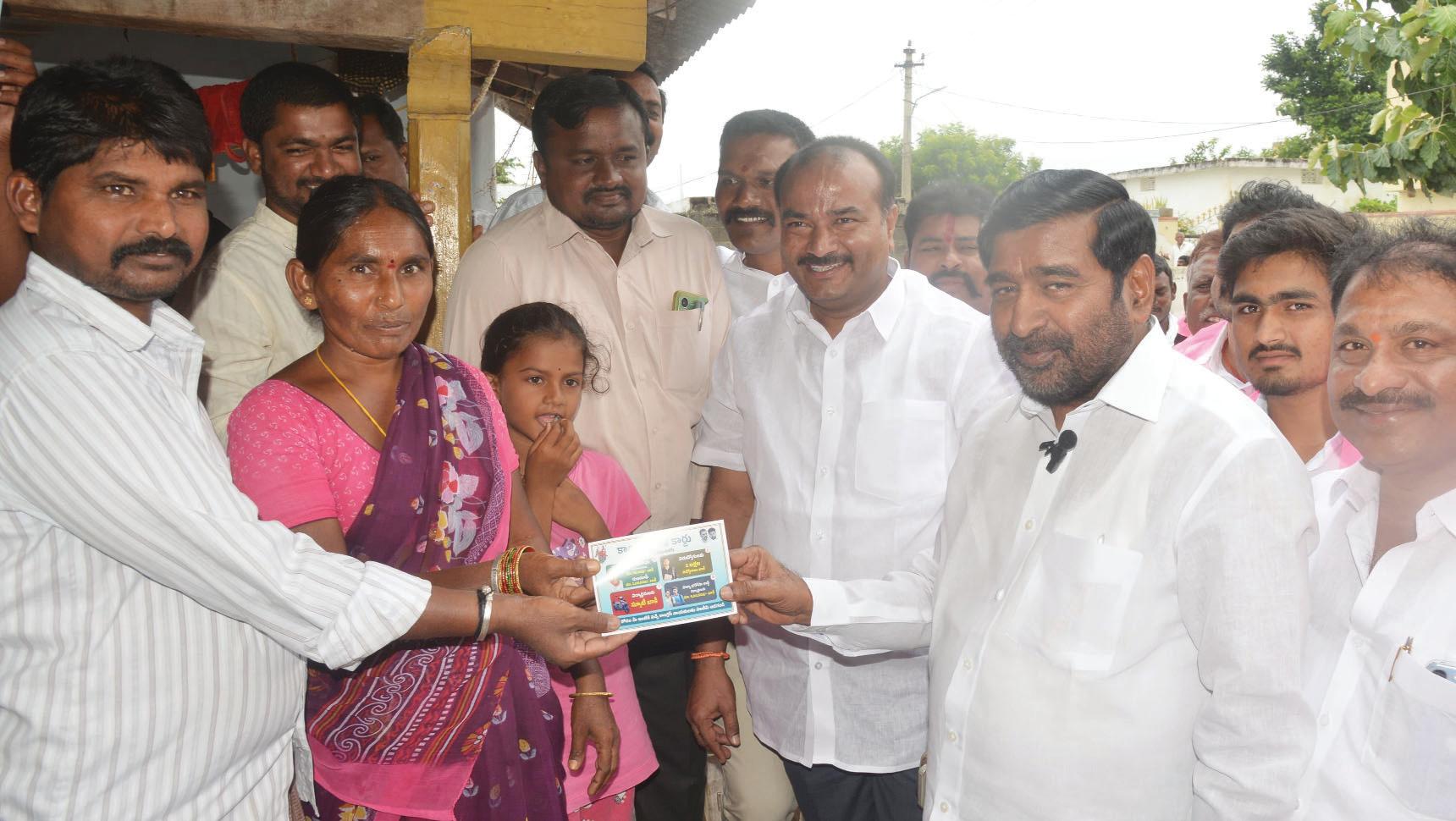 ఇంటింటికి కాంగ్రెస్ బాకీ కార్డులు పంపిణీ