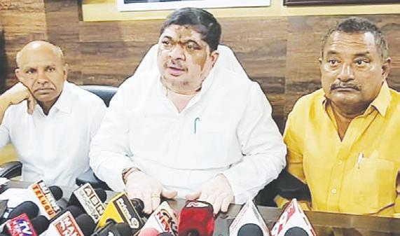 పదేళ్లపాటు మంత్రిగా పనిచేసిన కేటీఆర్కు ఎలాంటి అవగాహన లేదు