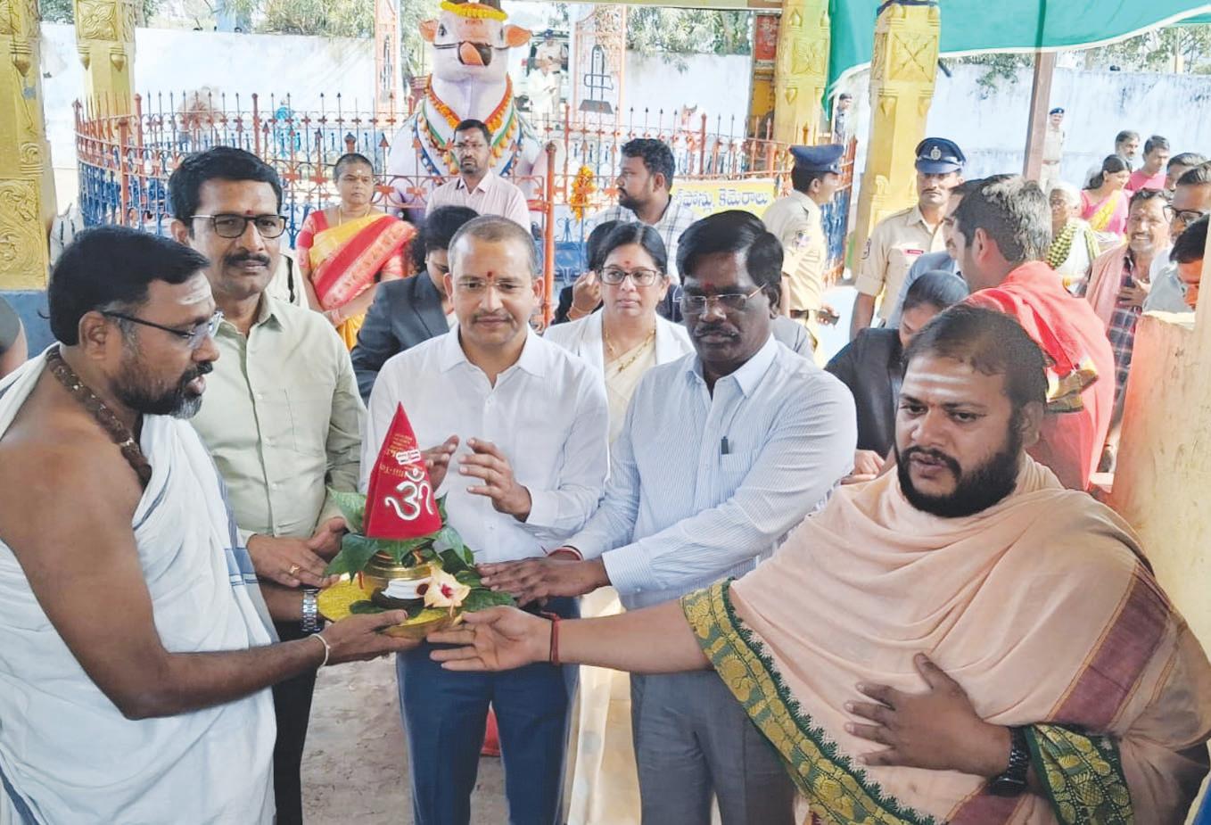 ఓదెల మల్లన్నను దర్శించుకున్న న్యాయమూర్తులు