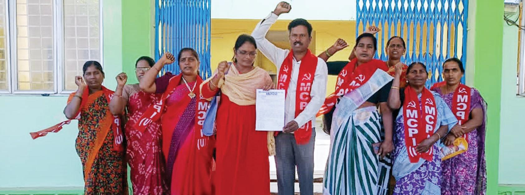గుడిసె వాసులకు పట్టాలివ్వాలి