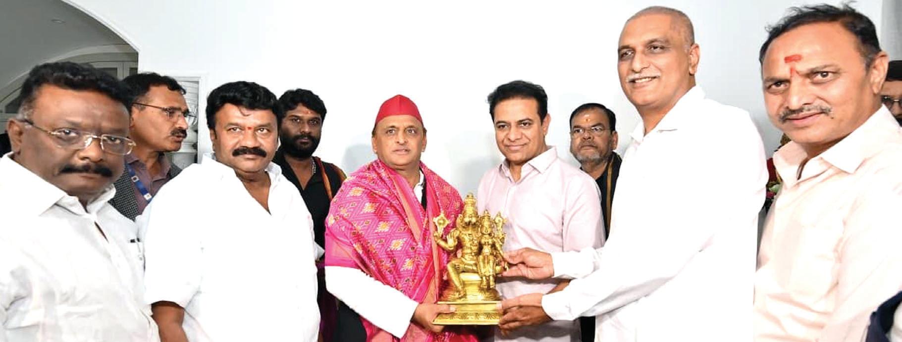 హైదరాబాద్లో అఖిలేశ్ యాదవ్