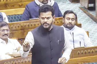 విమాన టిక్కెట్ ధరలపై నియంత్రణ అసాధ్యం