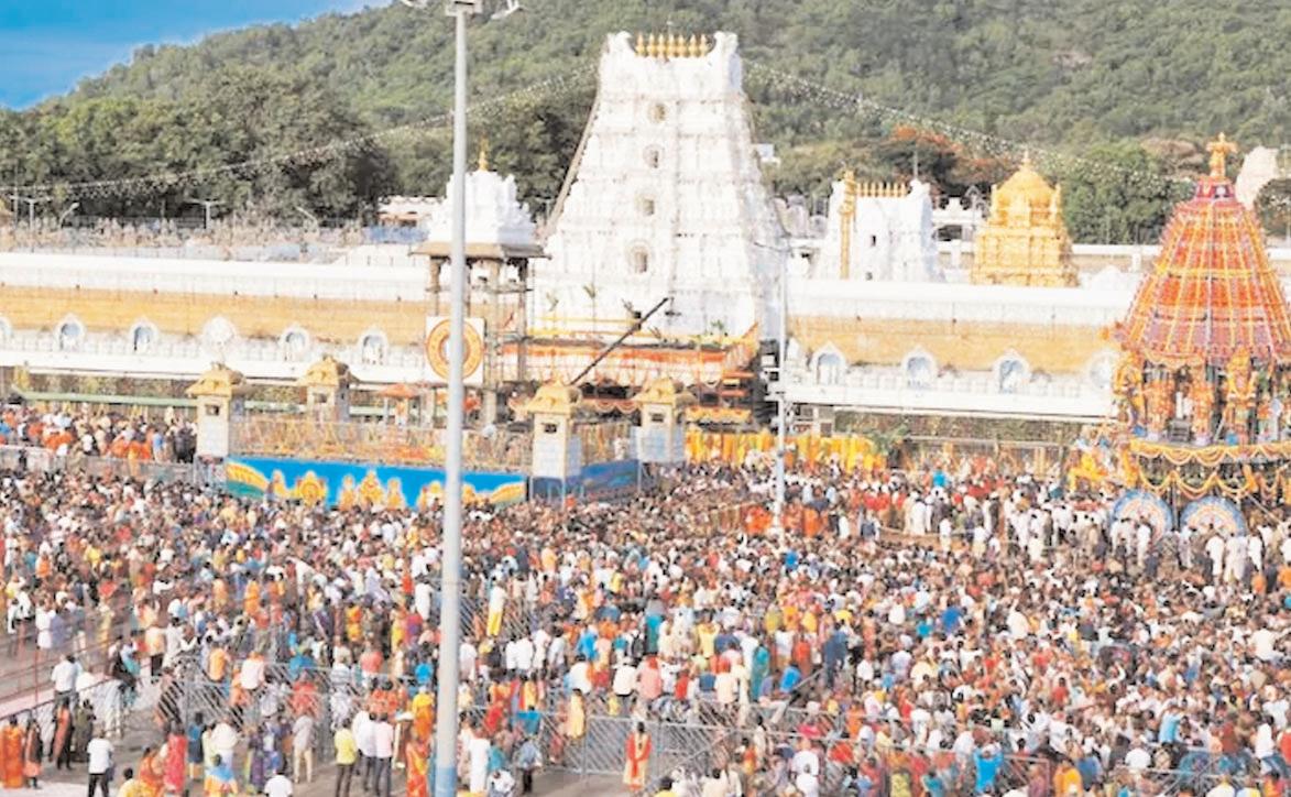 తిరుమల కొండకు పోటెత్తిన భక్తులు