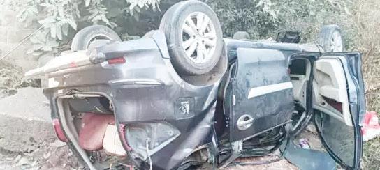 మహారాష్ట్రలో అదుపుతప్పిన కారు