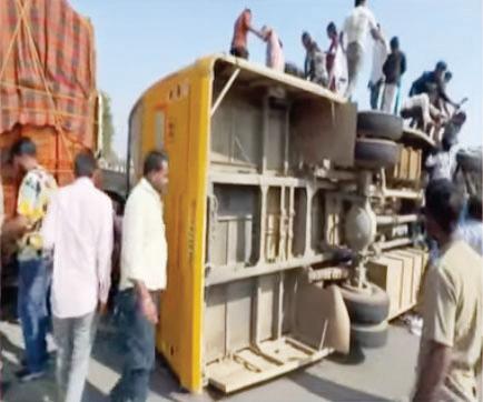 బోల్తాపడ్డ విహారయాత్ర స్కూల్ బస్సు