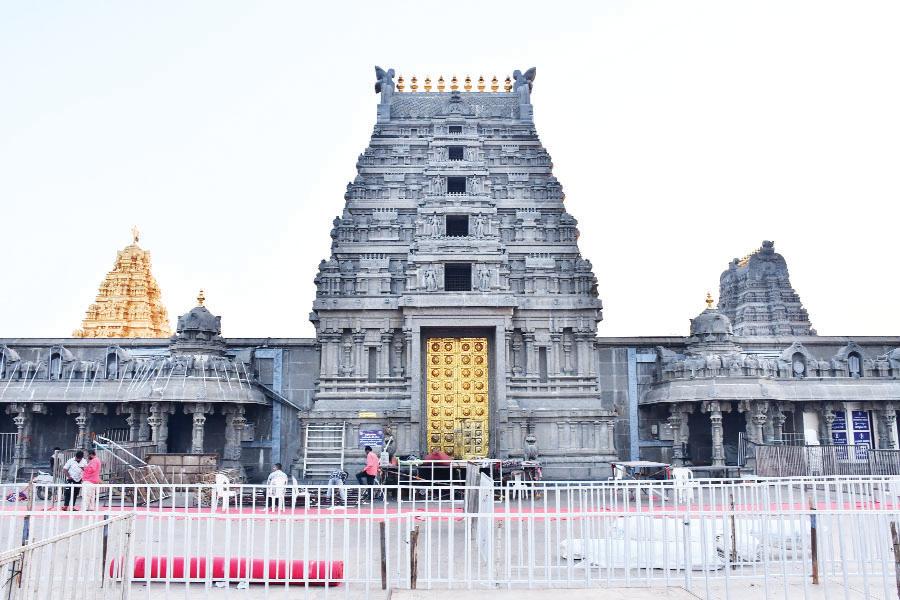 ముక్కోటి ఏకాదశికి ముస్తాబవుతున్న యాదాద్రి ఆలయం