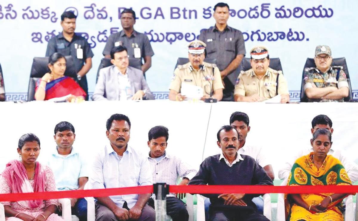 జనజీనవ స్రవంతిలో చేరిన మావోయిస్టు అగ్రనేత బర్సే