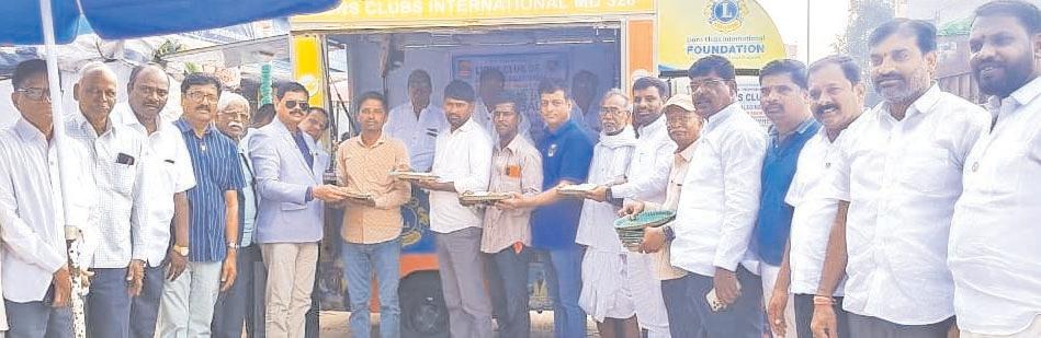 లయన్స్ క్లబ్ ఆధ్వర్యంలో అన్నప్రసాద వితరణ