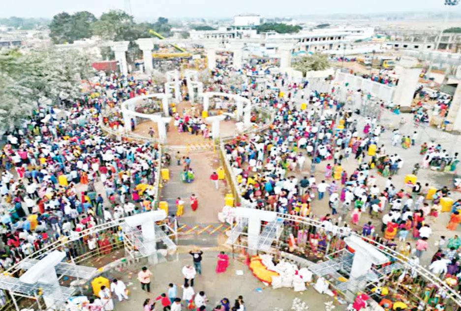 వనదేవతల సన్నిధిలో భక్తుల రద్దీ..