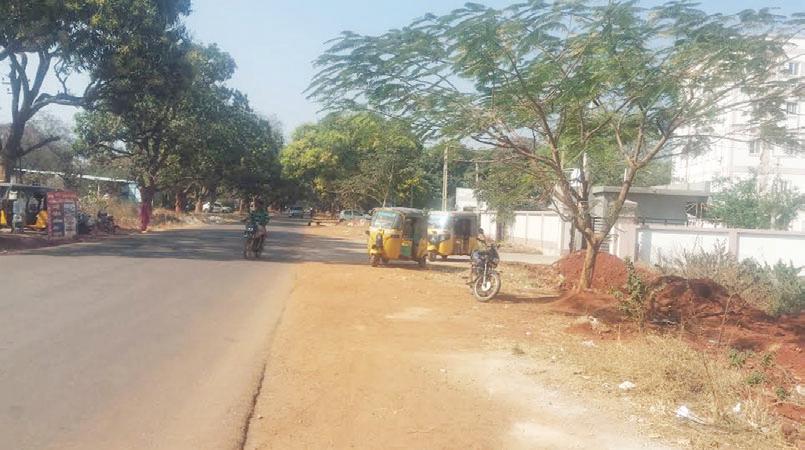 వందపడకల ఆసుపత్రి  ముందు బస్ ఆగదు..!