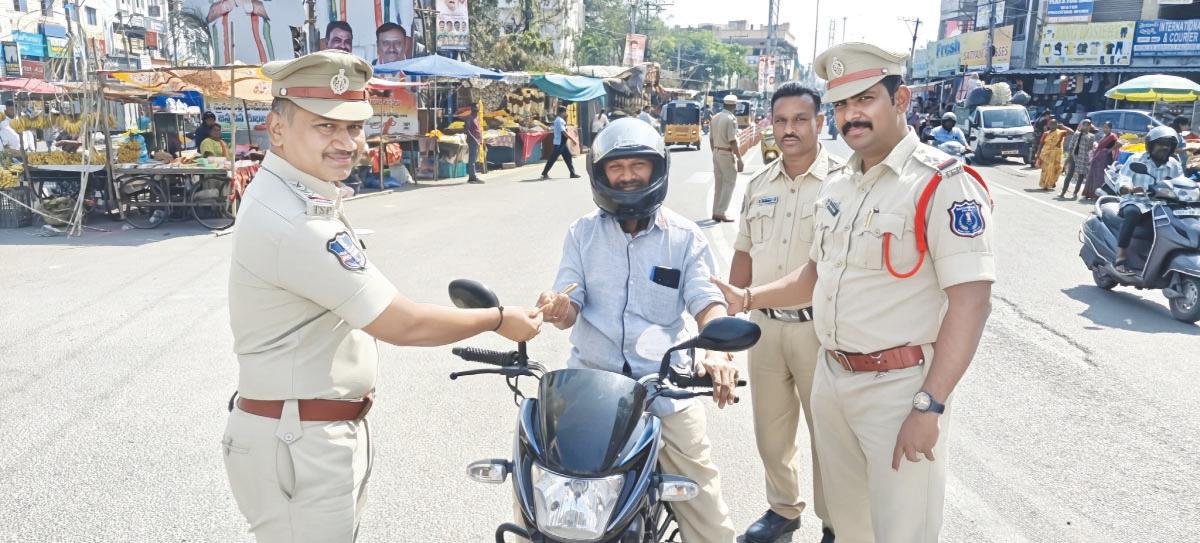 రోడ్డు నిబంధనలు పాటిస్తేనే ప్రాణాలకు భద్రత : మల్కాజిగిరి పోలీసులు