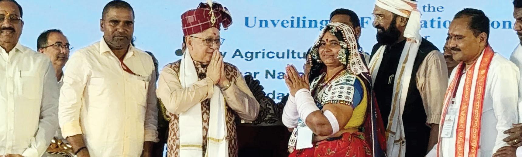 గవర్నర్ జిష్ణుదేవ వర్మకు సన్మానం