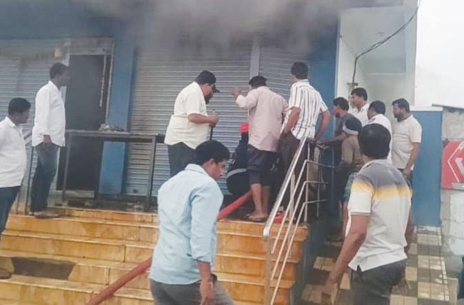 బ్యాటరీ స్పేర్స్ పార్ట్స్ దుకాణంలో అగ్ని ప్రమాదం