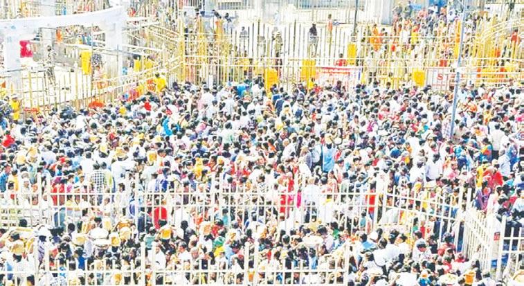 మేడారంలో మహా సందడి