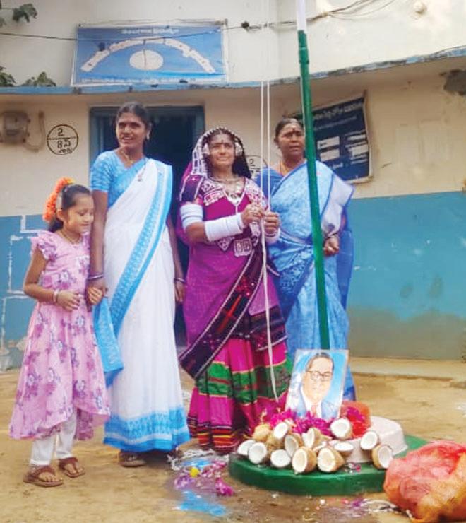 సాంప్రదాయక దుస్తులు జెండా ఆవిష్కరణ చేసిన గిరిజన మహిళ సర్పంచ్ భద్రమ్మ