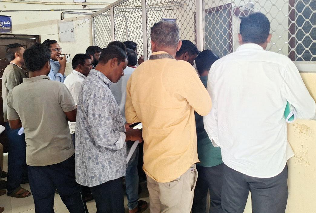 నో డ్యూ సర్టిఫికేట్ పేరుతో నగదు వసూలు - ఎవరి ఆదేశాలో..?