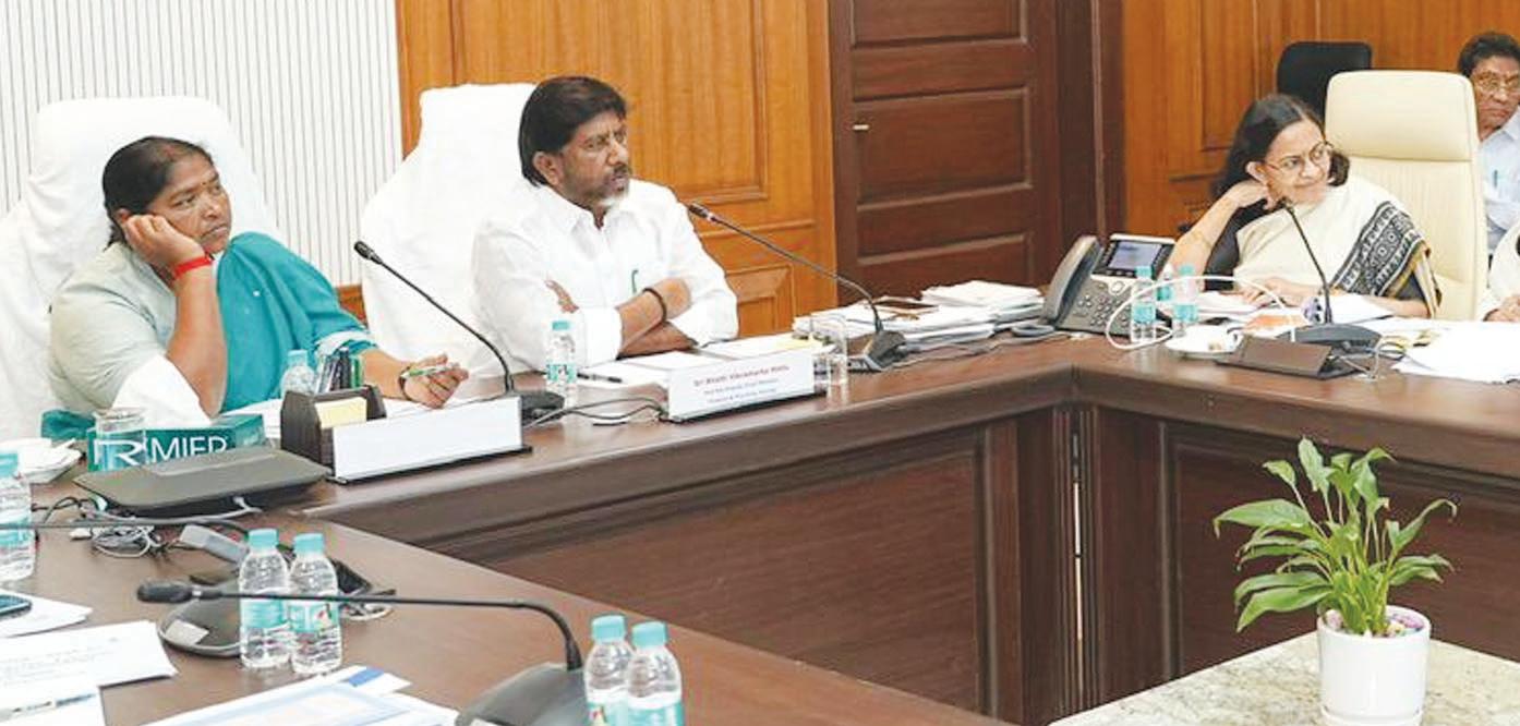 చిన్నారుల ఆరోగ్యంపై ప్రత్యేక దృష్టి పెట్టాలి