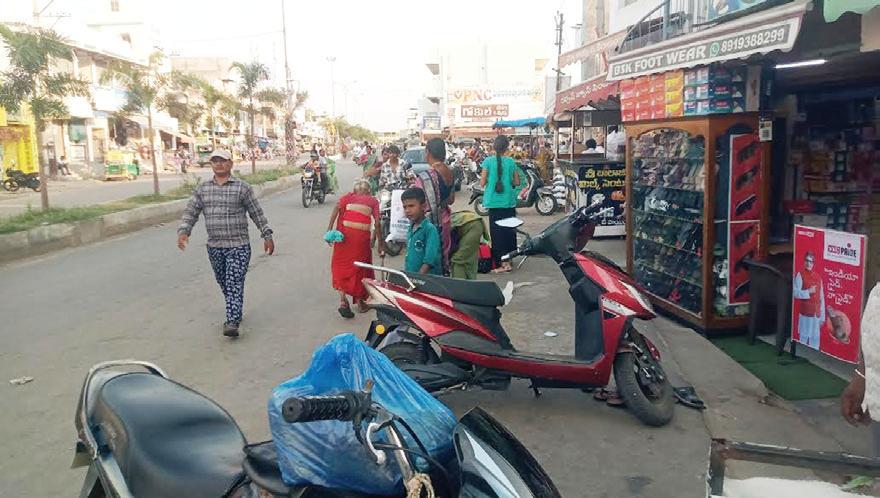 ప్రయాణికుల సౌకర్యాలు గాలికి..!!