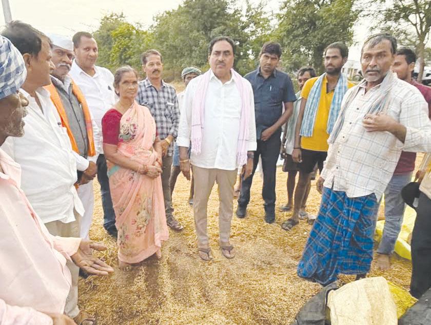 వర్షంలో తడిసిన ధాన్యం...రోడ్డుపైనే రైతుల కన్నీరు